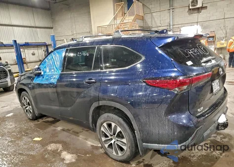 2021 Toyota Highlander Xle z USA, uszkodzony, nr VIN 5TDGZRBH8MS155460